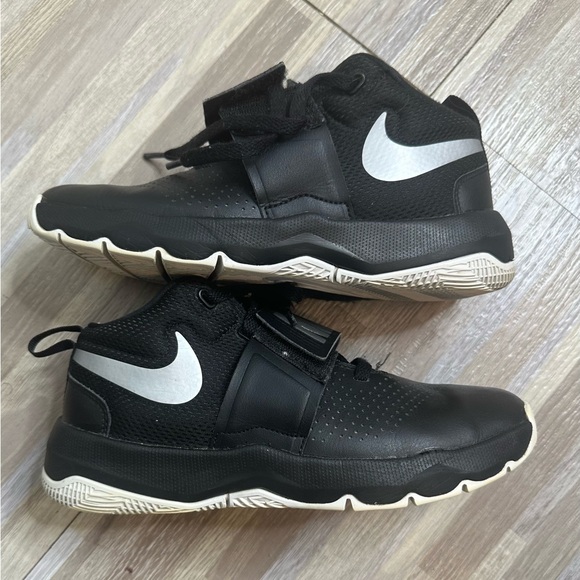 Nike Team Hustle D8 Black Basketball Shoes, Size 6Y - Picture 10 of 15